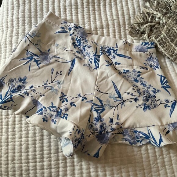 Boho Apparel Floral Ruffle Shorts – Blue & White size 10 - Picture 2 of 5